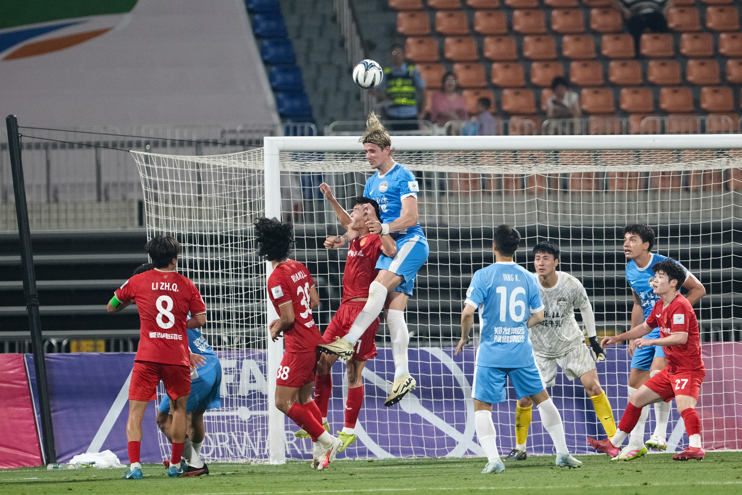 AYX体育赛事-足球友谊赛轮番进行，精彩角逐引众多观众驻足的简单介绍