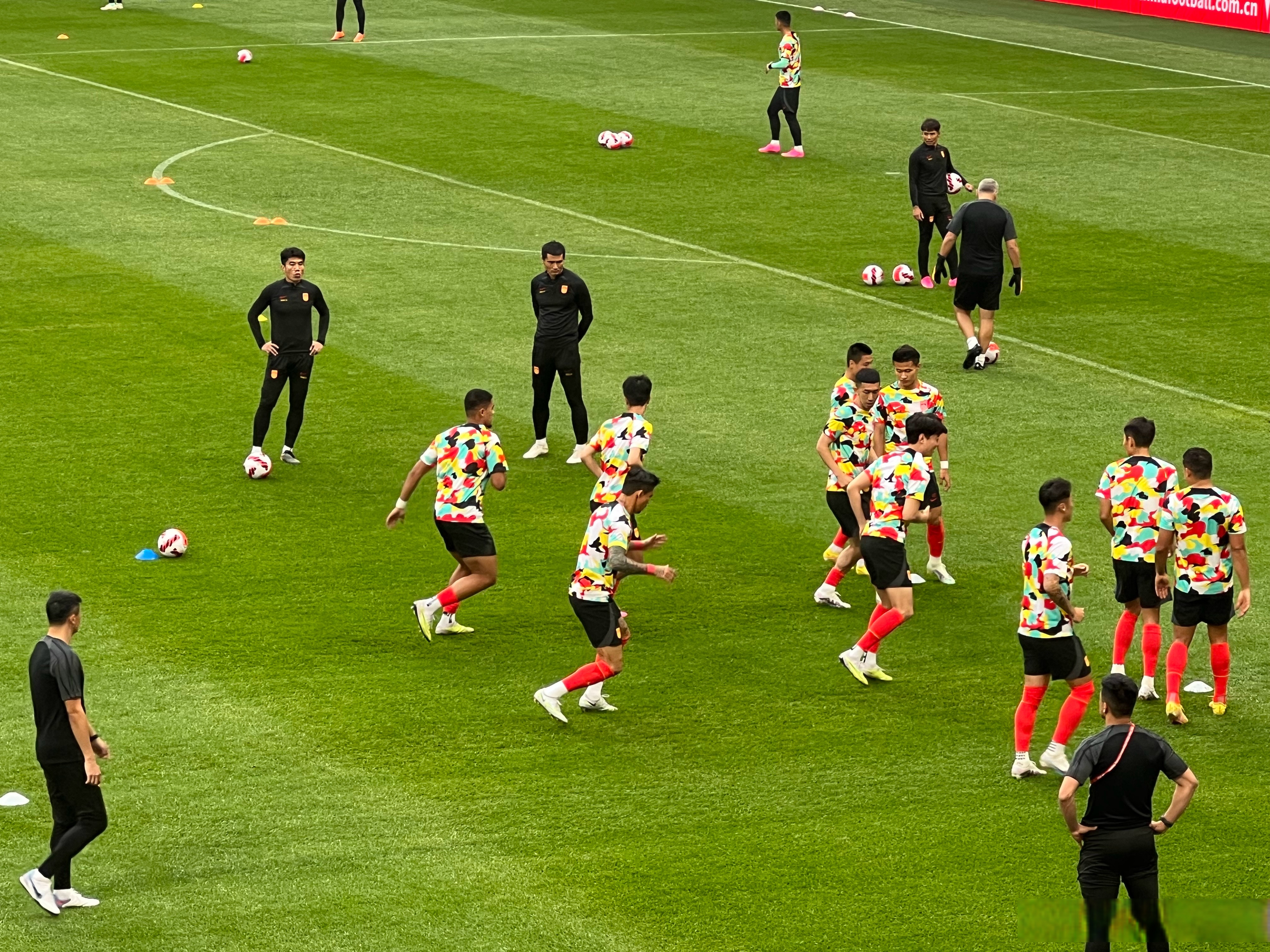 爱游戏官方入口-足球赛事现场直击，球队备战备战