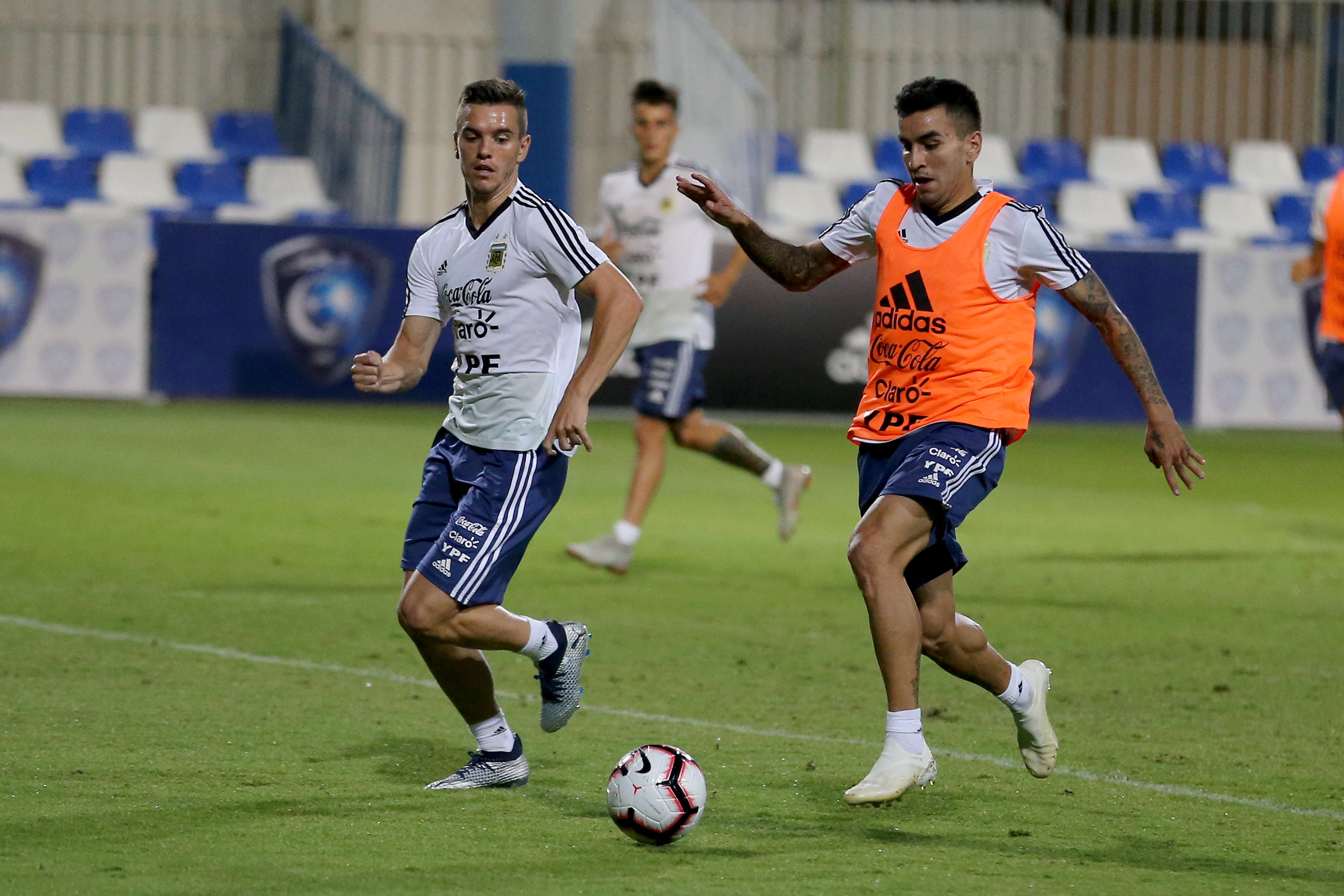 足球赛事现场直击，球队备战备战