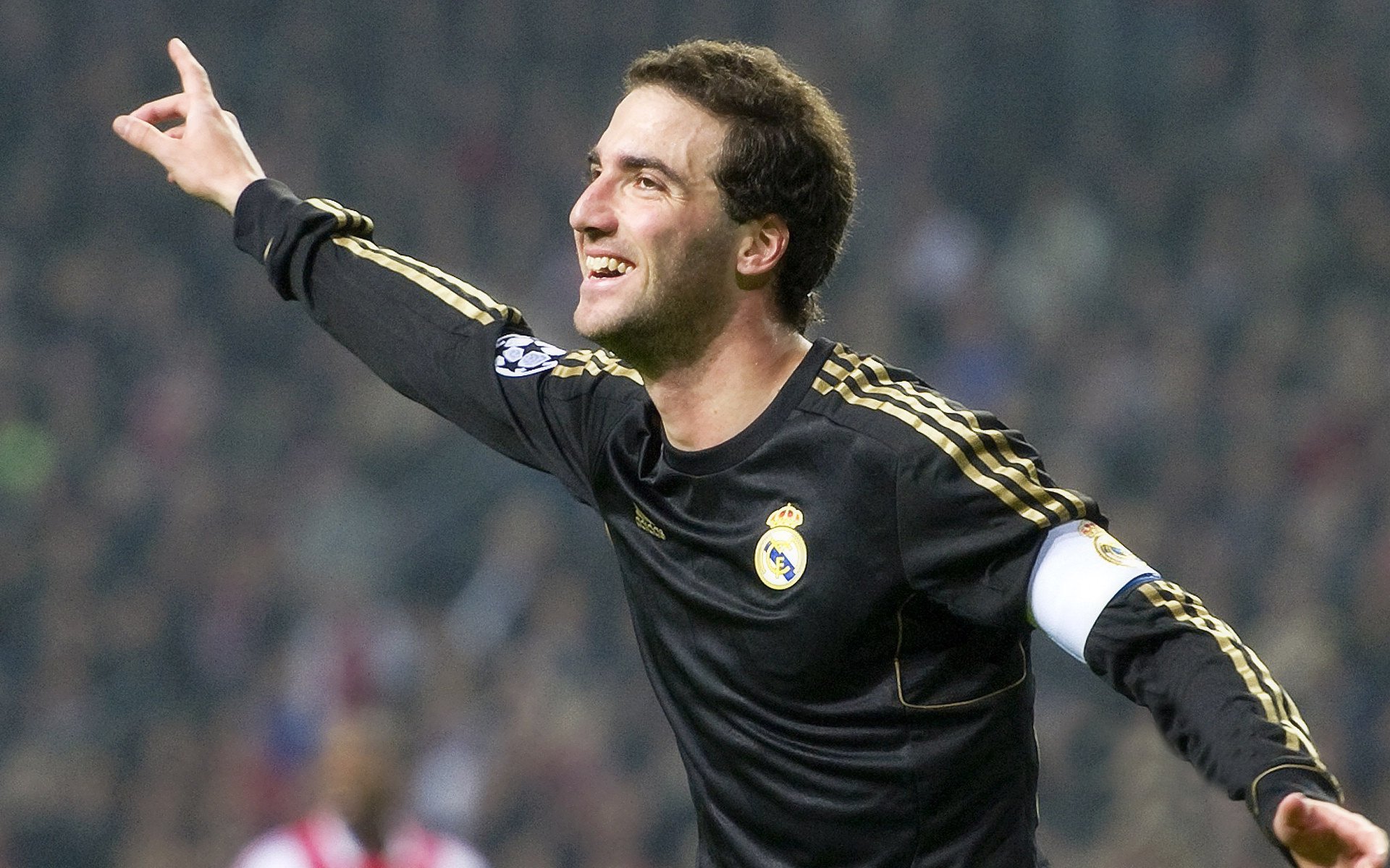 沙漠雄狮与东欧铁骑的博弈,伊布在阿尔及利亚对阵波兰的关键回合中,为何从不手软?