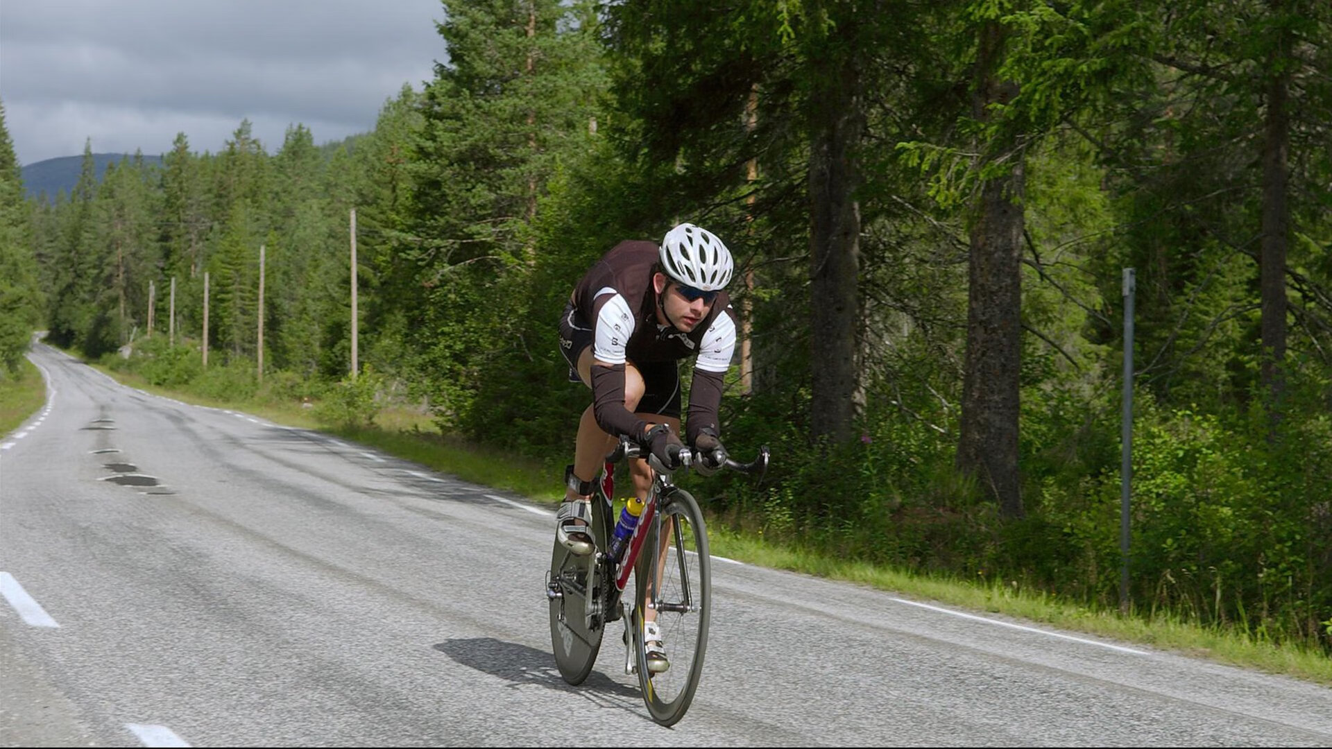 爱游戏入口-赛道风云，迈凯伦轻取红牛，维斯塔潘状态火热难挽败局